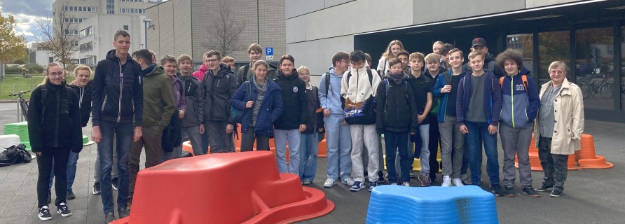 Gruppenbild vor Eingang zum Hochschulgebäude der TU Chemnitz