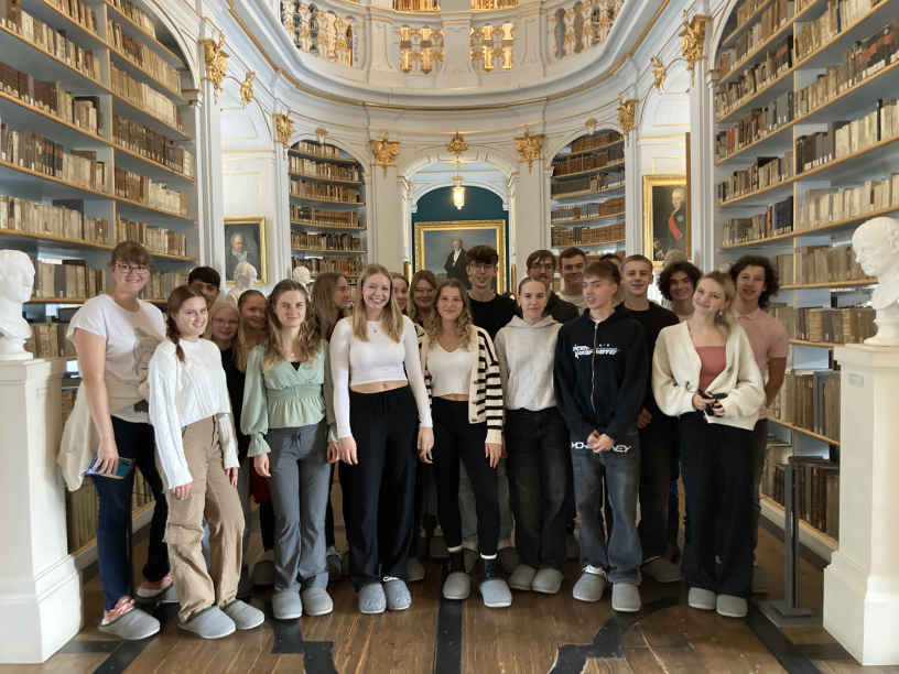 Schüler und Schülerinnen der Jahrgangsstufe 12 in der "Anna Amalia"-Bibliothek in Weimar