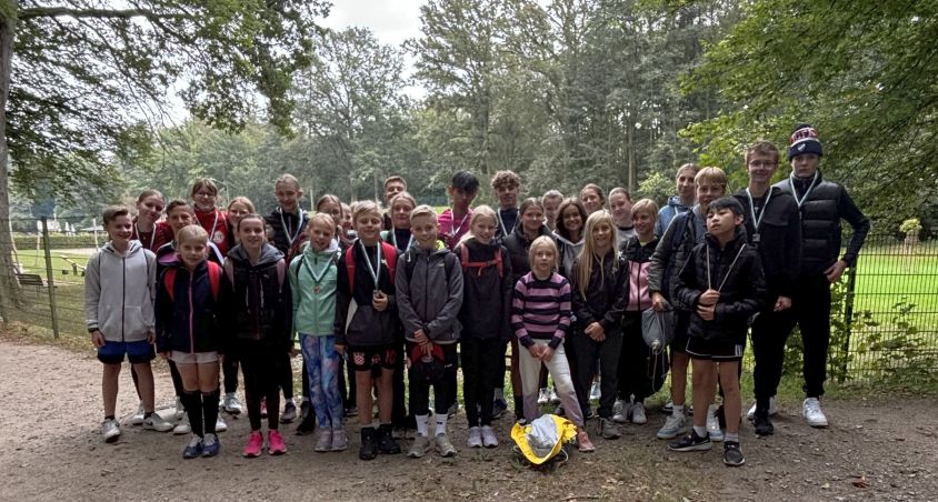 Gruppenfoto der Teilnehmer des Julius-Motteler-Gymnasiums 2024 beim Crosslauf